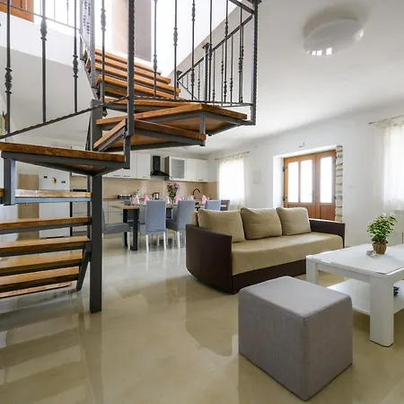 Villa House Angela With Private Pool, Private Parking, Wi-fi And Fully Fenced Garden - Wiibuk