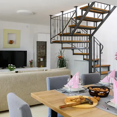 Villa House Angela With Private Pool, Private Parking, Wi-fi And Fully Fenced Garden - Wiibuk