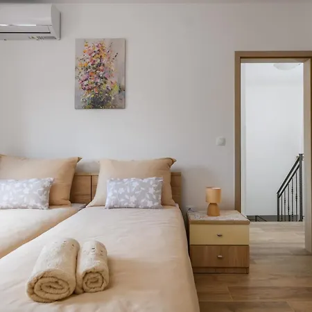 Villa House Angela With Private Pool, Private Parking, Wi-fi And Fully Fenced Garden - Wiibuk *