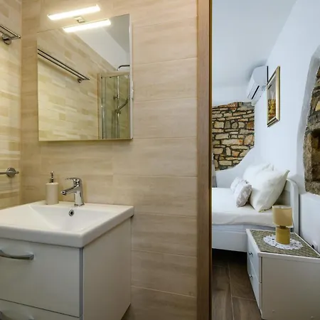 Villa House Angela With Private Pool, Private Parking, Wi-fi And Fully Fenced Garden - Wiibuk *