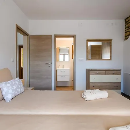 Villa House Angela With Private Pool, Private Parking, Wi-fi And Fully Fenced Garden - Wiibuk *