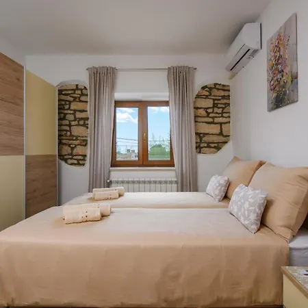 House Angela With Private Pool, Private Parking, Wi-fi And Fully Fenced Garden - Wiibuk Villa