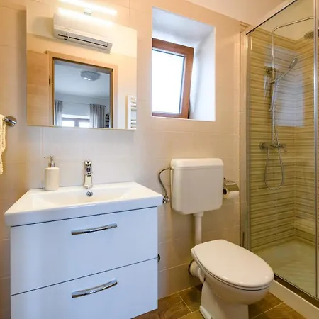 Villa House Angela With Private Pool, Private Parking, Wi-fi And Fully Fenced Garden - Wiibuk Divsici