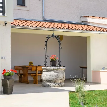 Villa House Angela With Private Pool, Private Parking, Wi-fi And Fully Fenced Garden - Wiibuk
