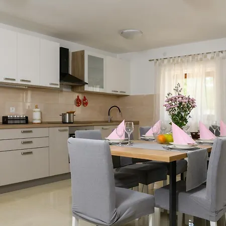 House Angela With Private Pool, Private Parking, Wi-fi And Fully Fenced Garden - Wiibuk Villa