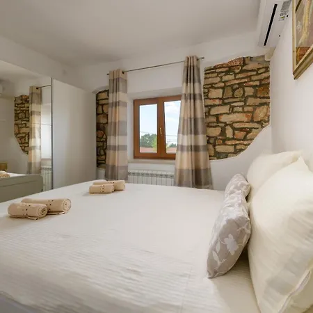 House Angela With Private Pool, Private Parking, Wi-fi And Fully Fenced Garden - Wiibuk Villa