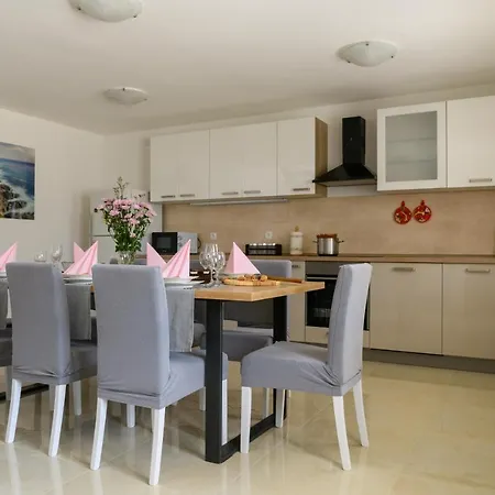House Angela With Private Pool, Private Parking, Wi-fi And Fully Fenced Garden - Wiibuk Divsici