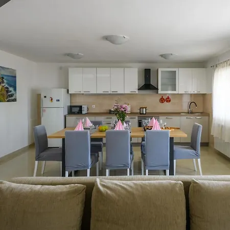 House Angela With Private Pool, Private Parking, Wi-fi And Fully Fenced Garden - Wiibuk