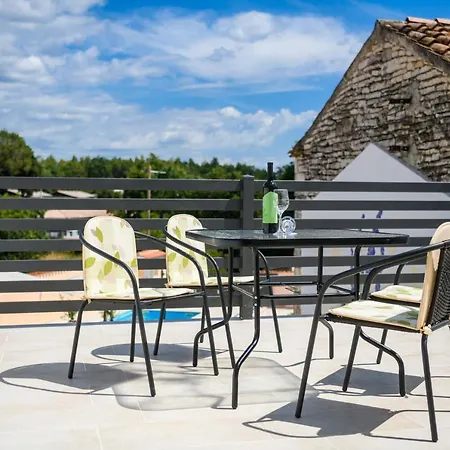 Villa House Angela With Private Pool, Private Parking, Wi-fi And Fully Fenced Garden - Wiibuk