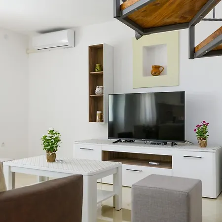 House Angela With Private Pool, Private Parking, Wi-fi And Fully Fenced Garden - Wiibuk