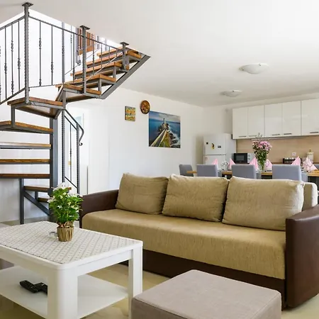 Villa House Angela With Private Pool, Private Parking, Wi-fi And Fully Fenced Garden - Wiibuk *