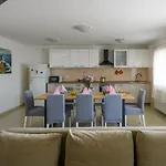 House Angela With Private Pool, Private Parking, Wi-fi And Fully Fenced Garden - Wiibuk