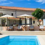House Angela With Private Pool, Private Parking, Wi-fi And Fully Fenced Garden - Wiibuk Вилла