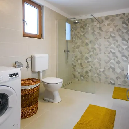 House Angela With Private Pool, Private Parking, Wi-fi And Fully Fenced Garden - Wiibuk Divšići