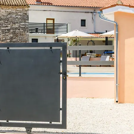 House Angela With Private Pool, Private Parking, Wi-fi And Fully Fenced Garden - Wiibuk Divšići