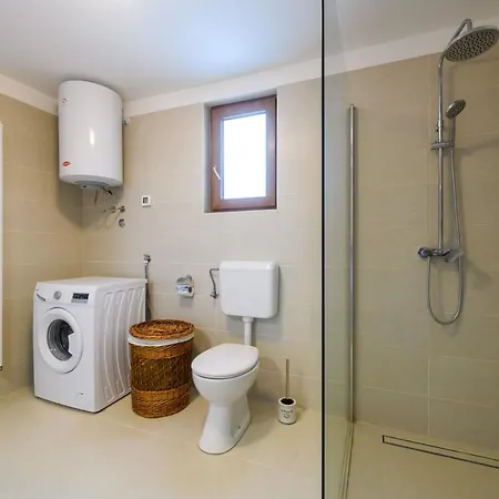 Villa House Angela With Private Pool, Private Parking, Wi-fi And Fully Fenced Garden - Wiibuk