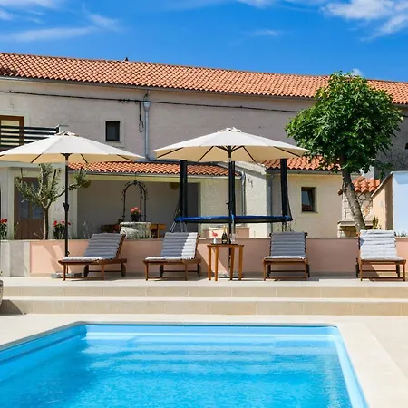 House Angela With Private Pool, Private Parking, Wi-fi And Fully Fenced Garden - Wiibuk Villa