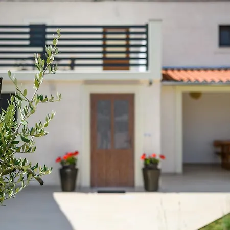 House Angela With Private Pool, Private Parking, Wi-fi And Fully Fenced Garden - Wiibuk Вилла Divsici